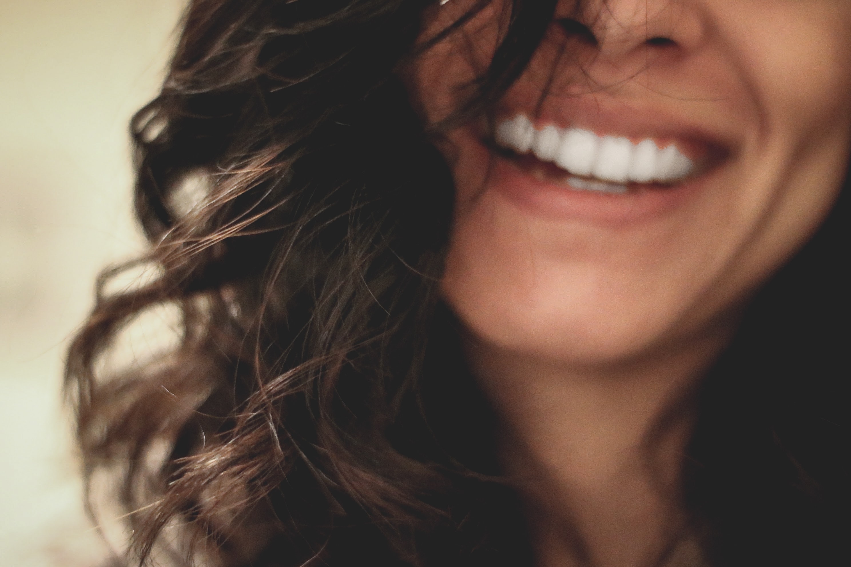 mujer morena sonriendo